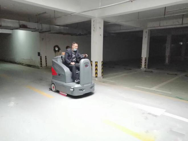 云林小区物业保洁不用人力改用驾驶式洗地机了